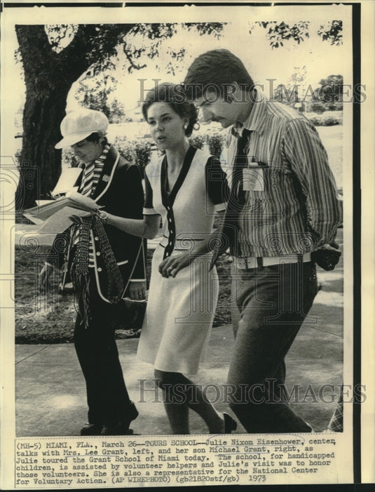 1973 Press Photo Julie Eisenhower & others tour Grant School for handicapped. - Historic Images