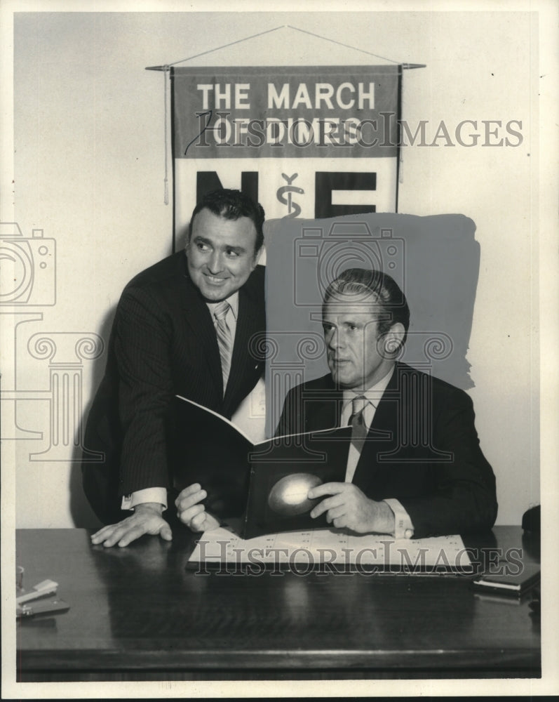 1970 Press Photo Senator Eagan &amp; John Cleutat check March of Dimes fund-raising. - Historic Images