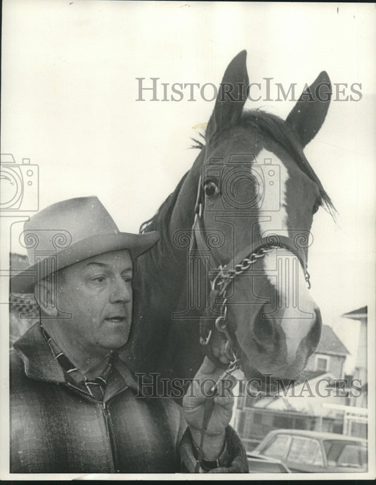 1968 Press Photo Sassy Stepper with trainer William Resseguet at Fair Grounds - Historic Images
