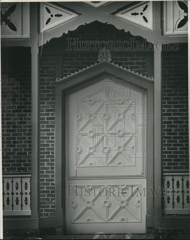 1972 Press Photo Carved Barn Door at Fair Grounds Race Track New Orleans - Historic Images