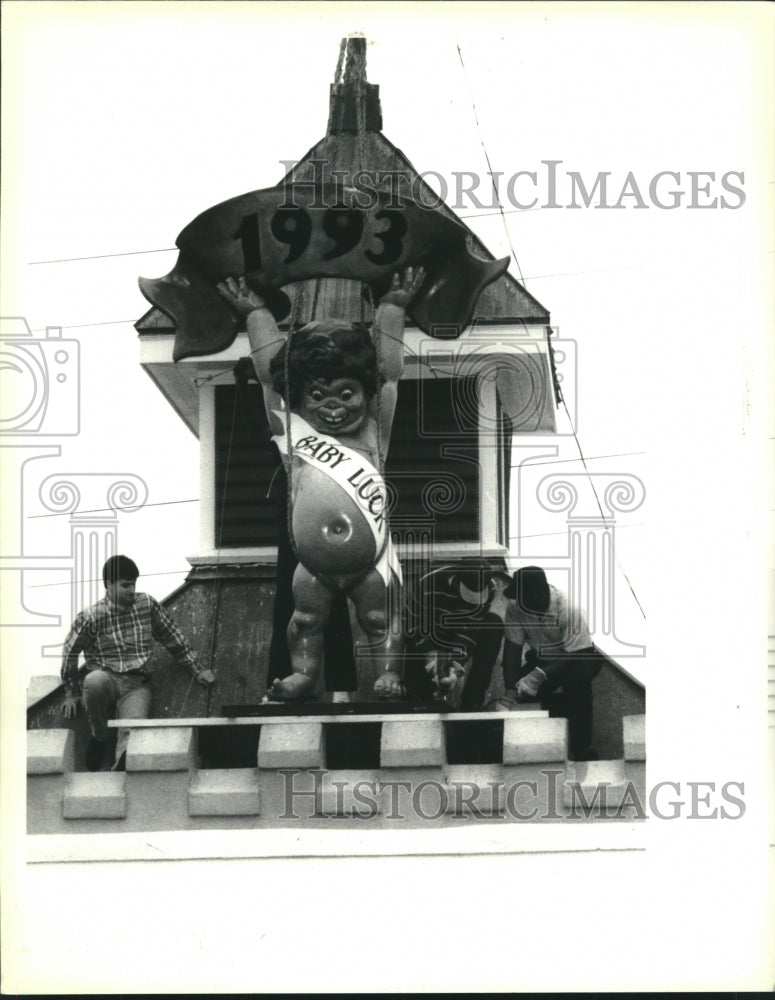 1992 Press Photo Barth Bros&#39; workers secure 1993 Baby Luck atop Jackson Brewery - Historic Images