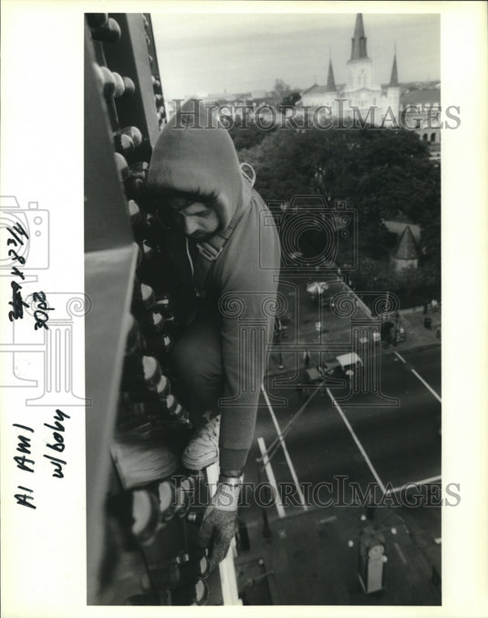 1990 Press Photo Phillip Bordelon a light bulb at Jax. Brewery - Historic Images