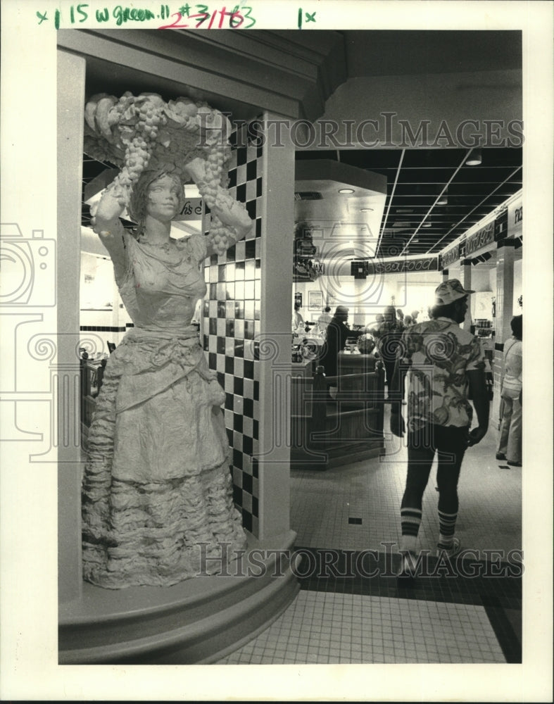 1986 Press Photo Sculpture at entrance of food court at Jackson Brewery - Historic Images