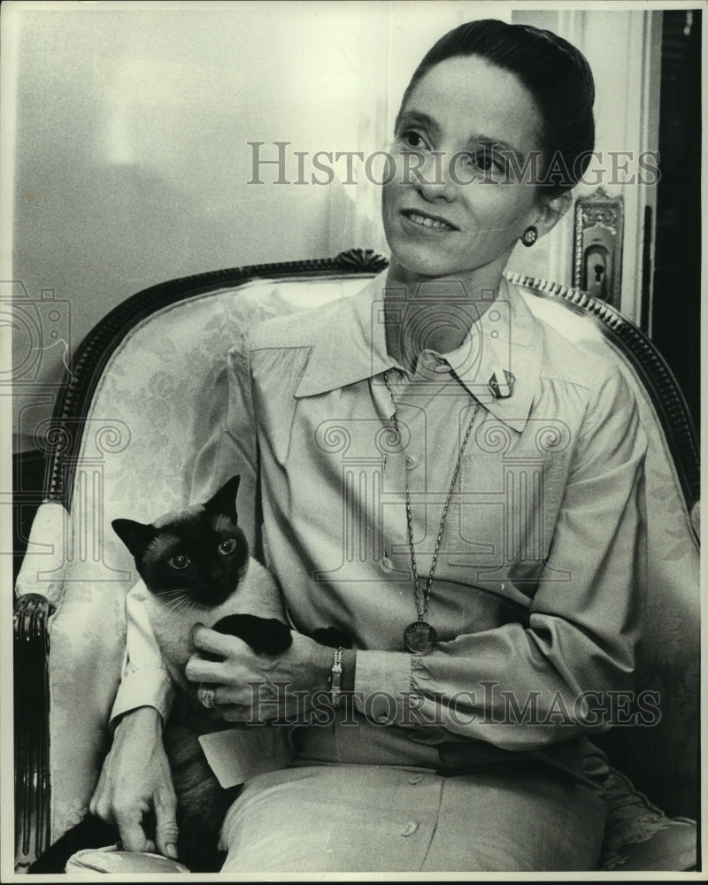 1977 Press Photo Mary Jane Carter Fenner (Mrs. Darwin Fenner) with her cat - Historic Images