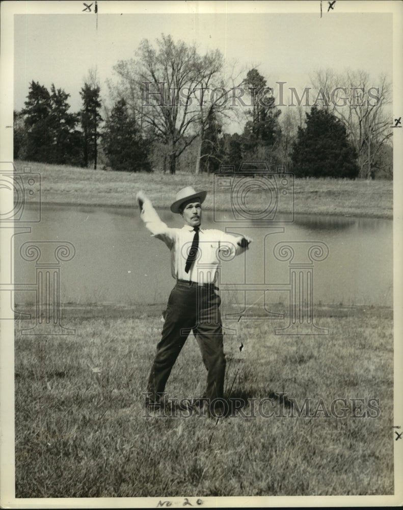 1959 Press Photo Native New Orleans Joe Cornish throws nonreturn type boomerang - Historic Images