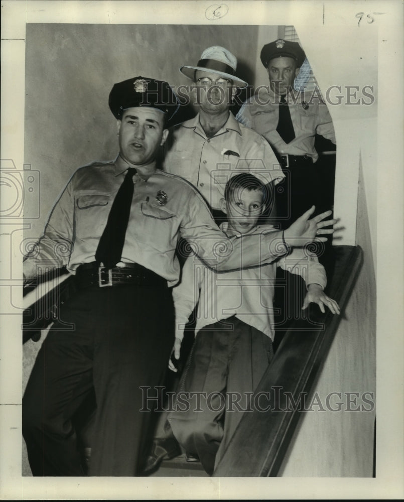 1954 Press Photo Joe Cooper escorted by W. Monroe police to training school. - Historic Images