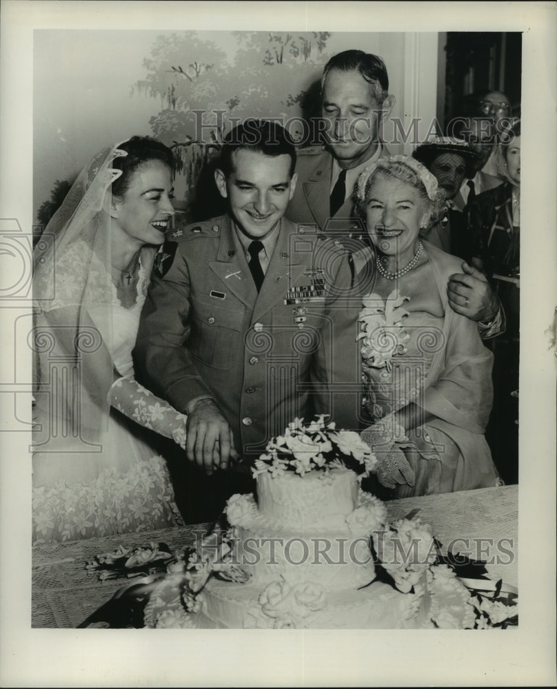 1953 Press Photo Maj. and Mrs. William Clark cut cake at their wedding reception - Historic Images