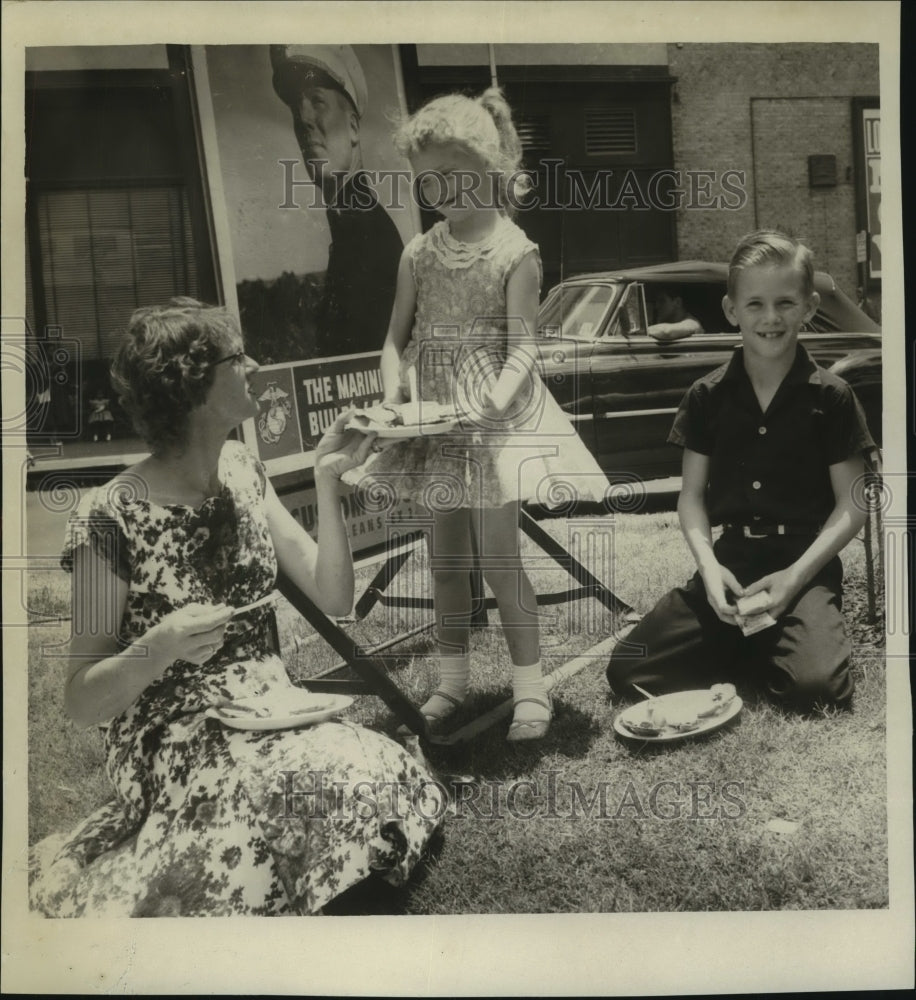 1960 Press Photo Mrs. Alvin Fernandez with children Ann Carol and Charles - Historic Images