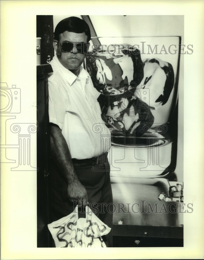 1988 Press Photo Thomas Fernandes, Metairie, waits for bus at Canal &amp; Carondelet - Historic Images