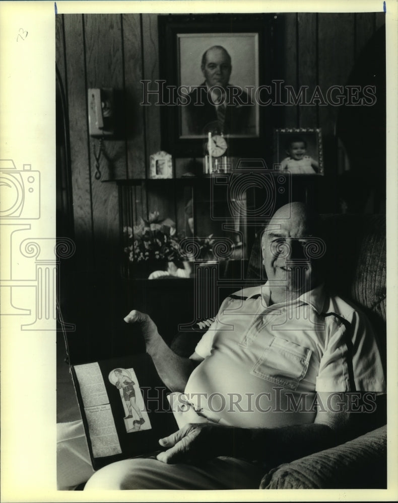 1990 Press Photo Artie Ferrantelli is his Metairie den with boxing pictures. - Historic Images