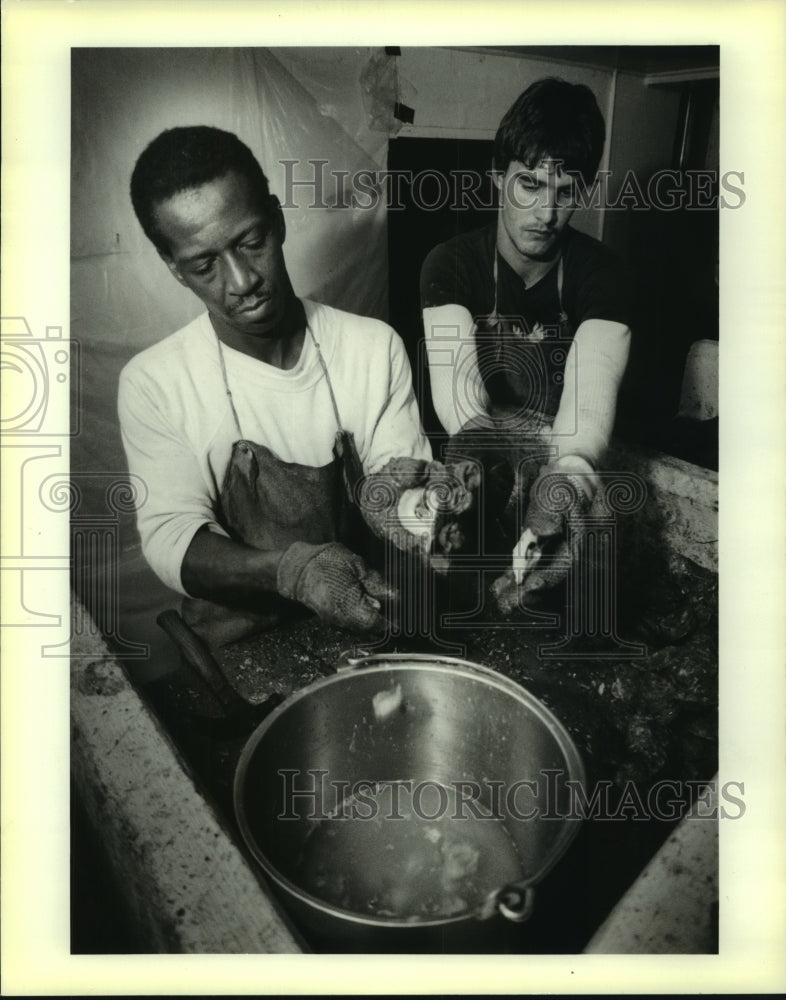 1989 Press Photo Employees at the Ray Fernandez&#39; oyster processing business - Historic Images