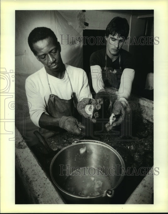 1989 Press Photo Employees at the Ray Fernandez' oyster processing business - Historic Images
