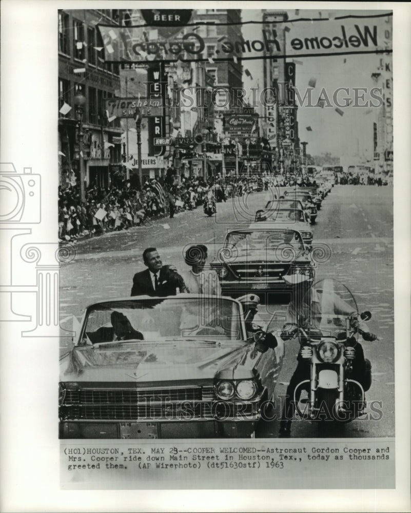 1963 Press Photo Astronaut Gordon Cooper & his wife greeted in Texas Auto Parade - Historic Images