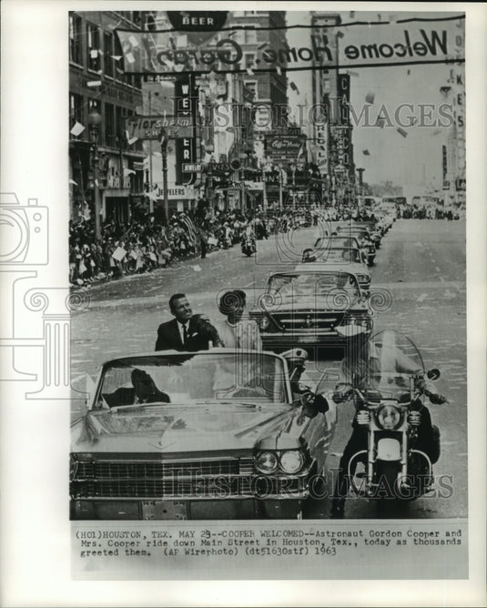 1963 Press Photo Astronaut Gordon Cooper & his wife greeted in Texas Auto Parade - Historic Images