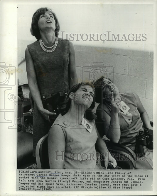 1965 Press Photo The family of astronaut Gordon Cooper watch the Titan II rocket - Historic Images