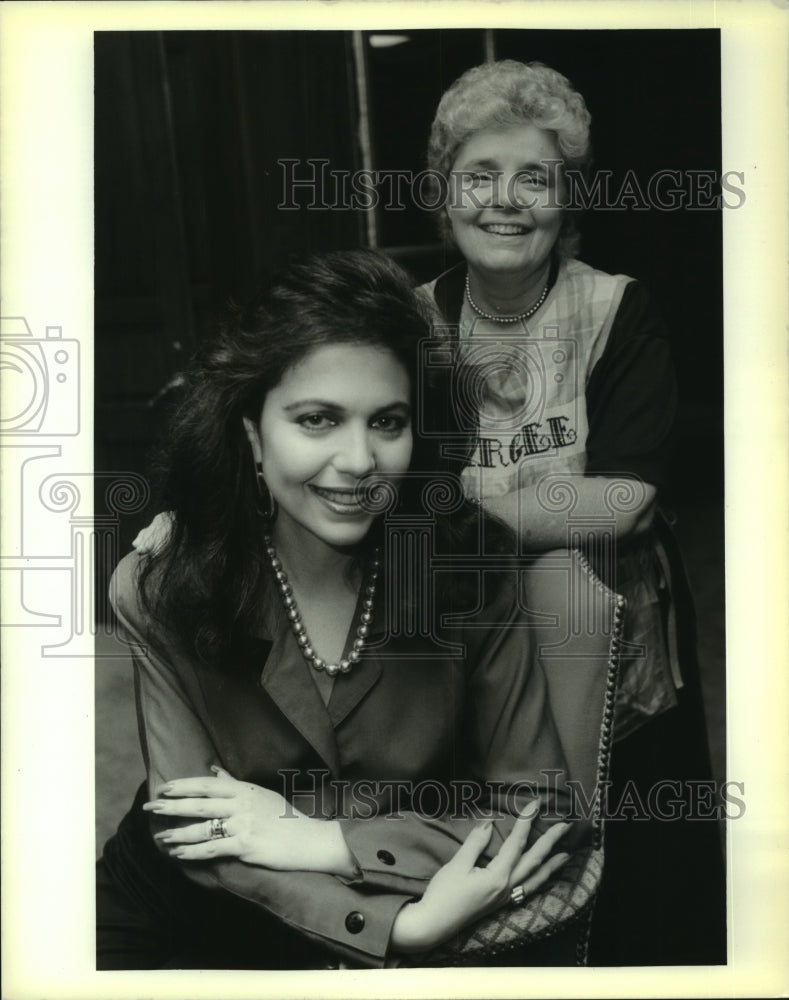 1989 Press Photo Meg Farris and Mother Margee Farris. - Historic Images