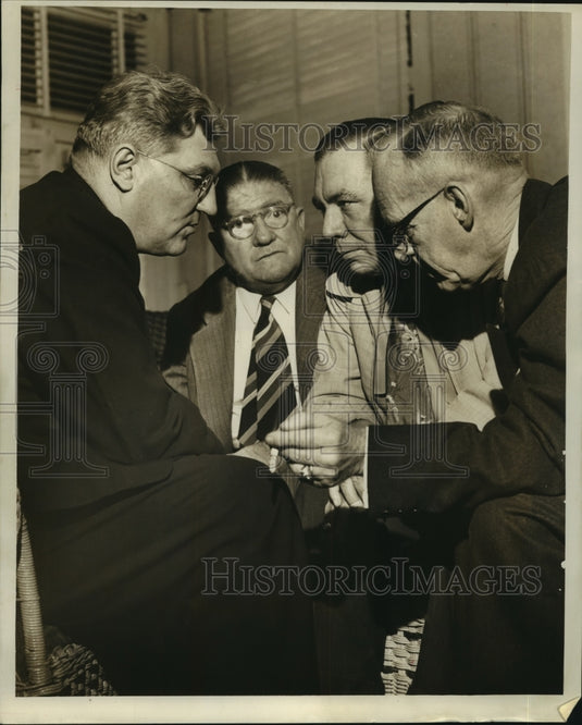 1953 Press Photo William S. Farrell & others of RDO Caucus at Coctaw Club. - Historic Images