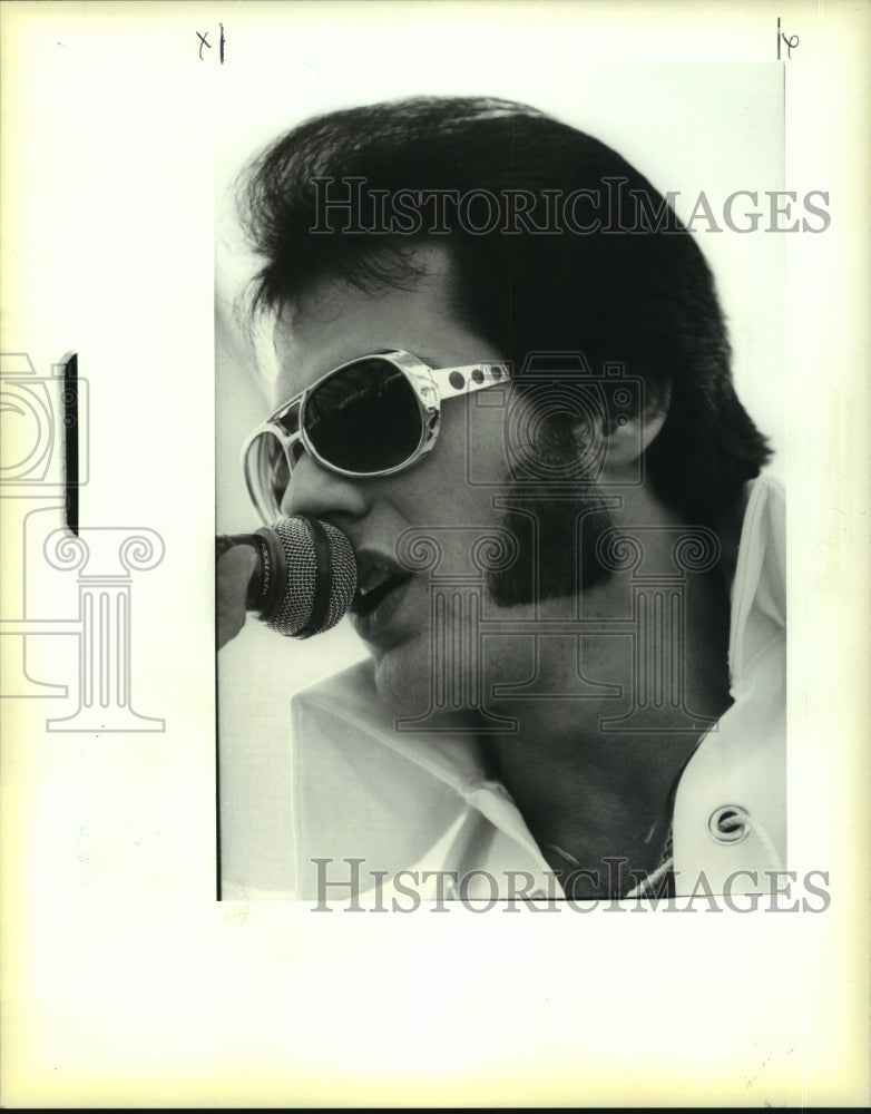 1991 Press Photo Elvis impersonator, Blaze, sings at Catfish Fest - Historic Images