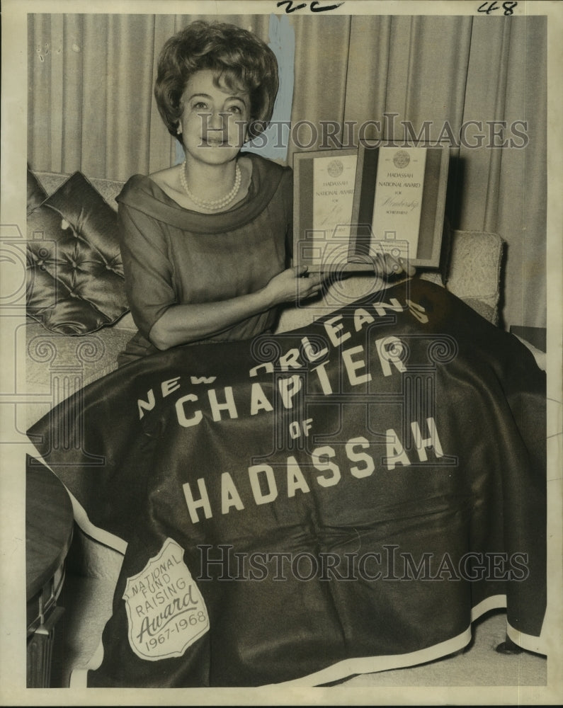 1968 Press Photo Mrs. Fred Feran of New Orleans Chapter with Hadassah awards - Historic Images