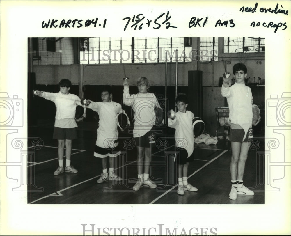 1990 Press Photo Kids taught the art of Fencing at Country Day Summer Camp - Historic Images