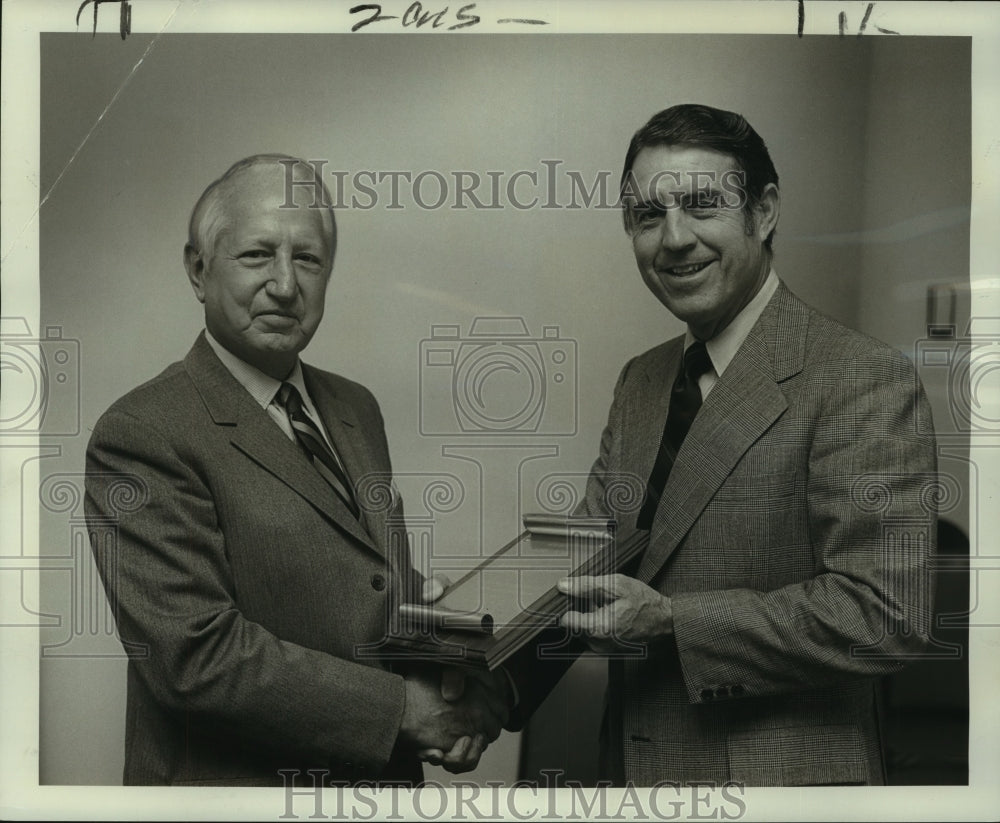 1972 Press Photo Dawrin Fenner receives plaque HEAL chairman Laborde. - Historic Images