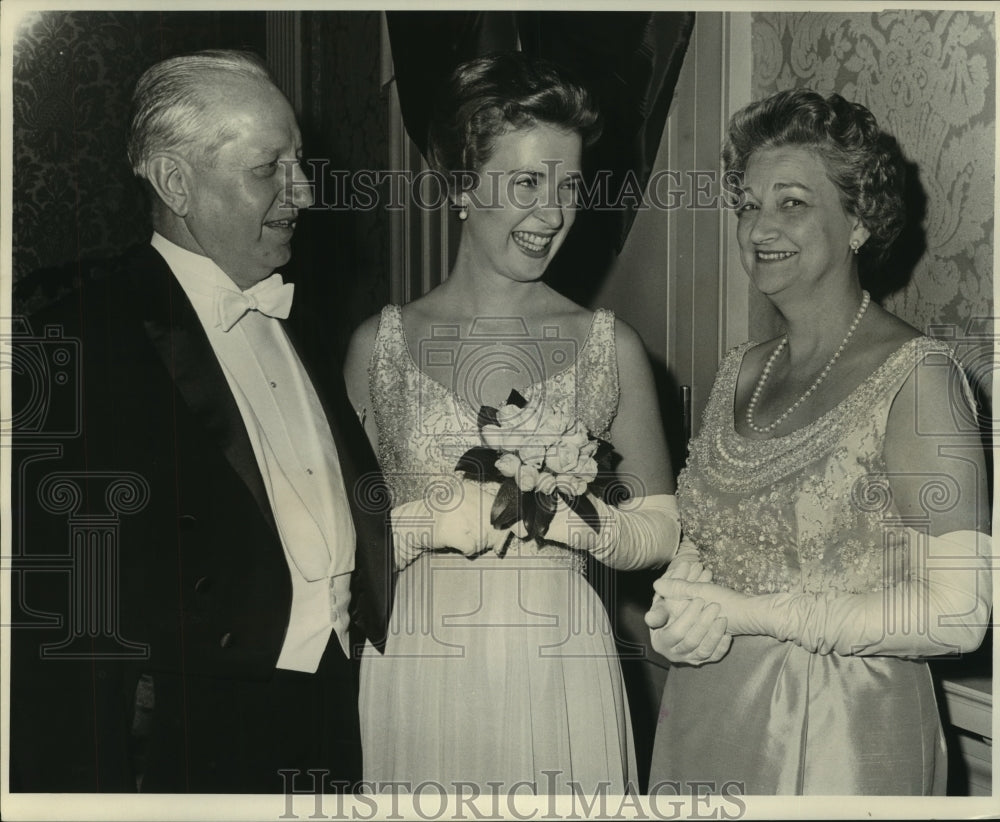 1964 Press Photo Mr. &amp; Mrs. Darwin Fenner with Louise Smithers at Deb Party - Historic Images