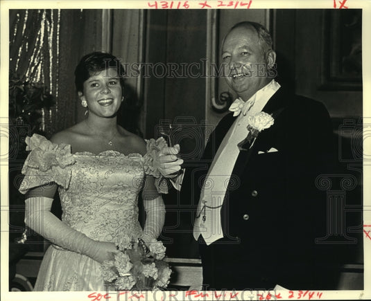 1988 Press Photo Laura Howard & Darwin Fenner at Nereus Carnival Ball. - Historic Images