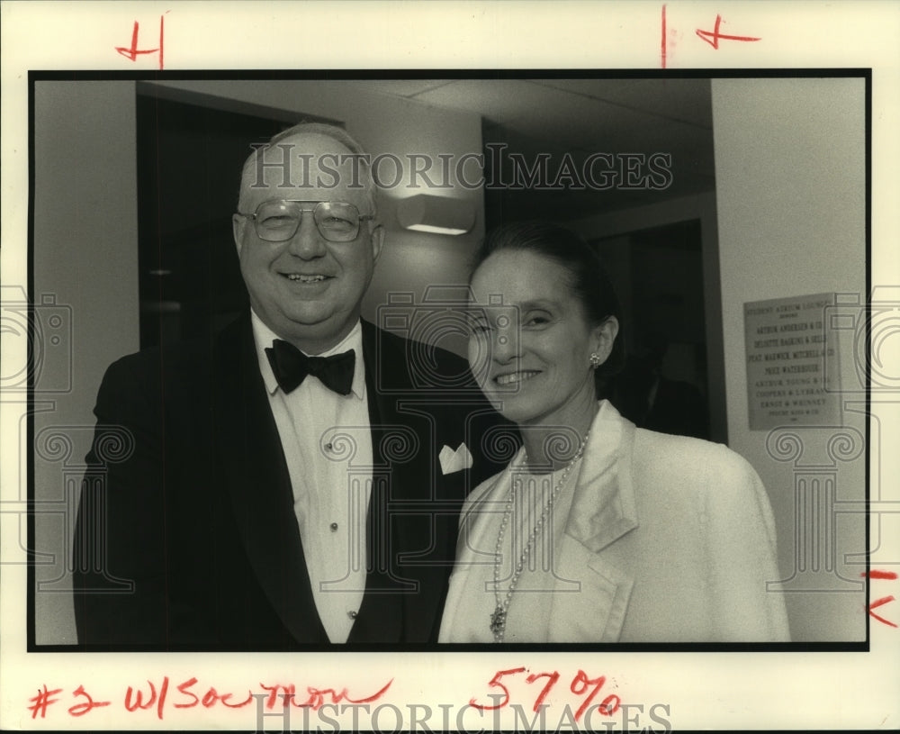 1990 Press Photo Darwin and Mary Jane Fenner at Freeman Business School - Historic Images