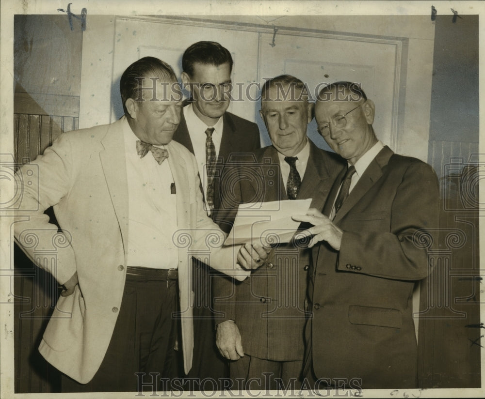 1957 Press Photo Kirby Cockerham &amp; others discuss eradication of fire ant. - Historic Images