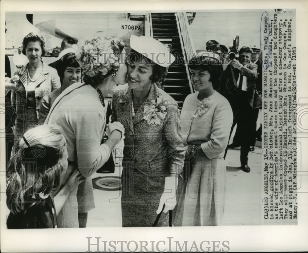 1963 Press Photo Astronaut Cooper&#39;s family board plane for Hawaii. - nob04868 - Historic Images