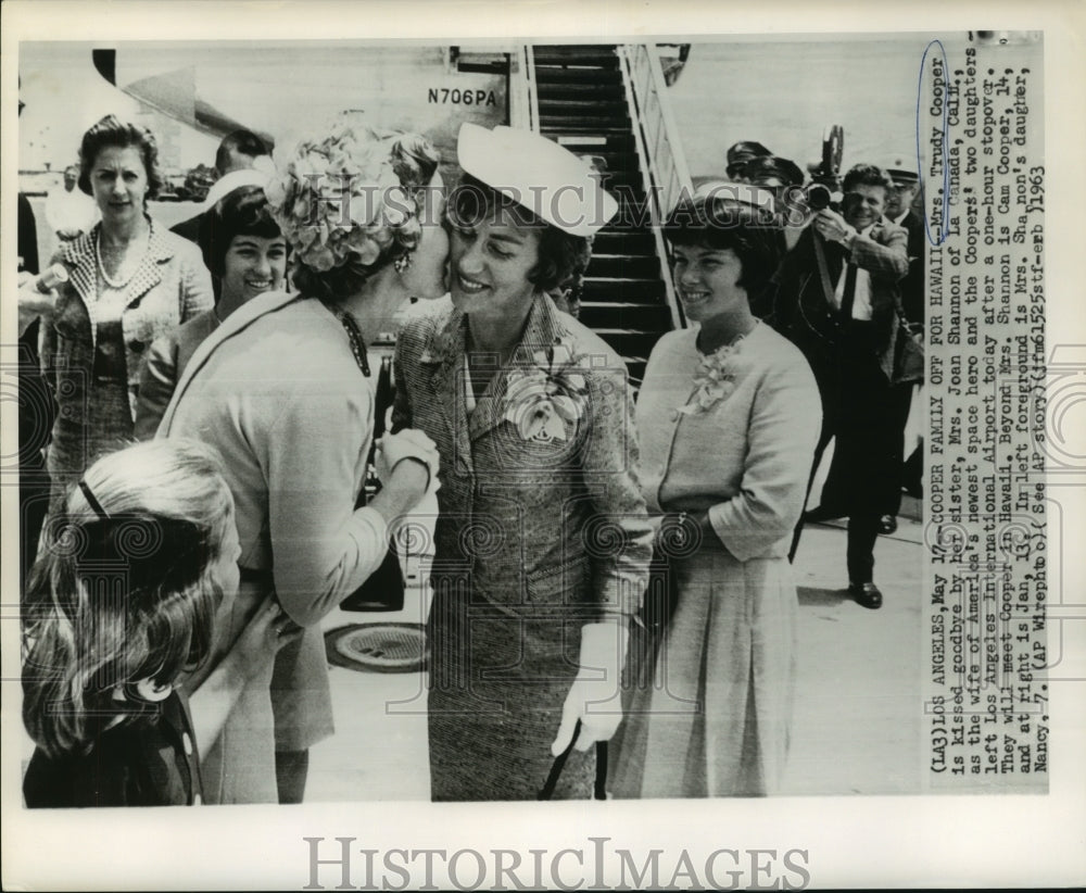 1963 Press Photo Astronaut Cooper's family board plane for Hawaii. - nob04868 - Historic Images