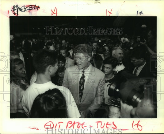 1992 Press Photo Bill Clinton speaking with his supporters - Historic Images