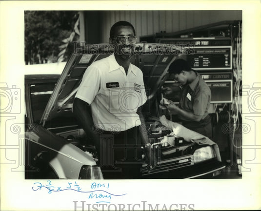 1989 Press Photo Jimmie Elliot, of Jimmy's Spee Dee Oil Change. - Historic Images