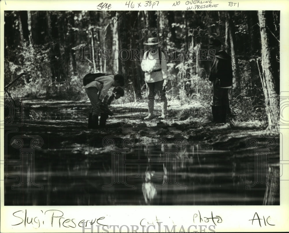 1993 Press Photo Max, Nicholas, and their mother Stefanie Ferran at the preserve - Historic Images