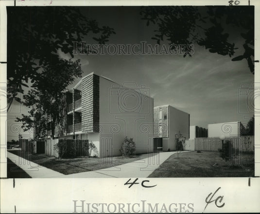1967 Press Photo Fernwood, new one-level, and townhouse apartments in Metairie. - Historic Images