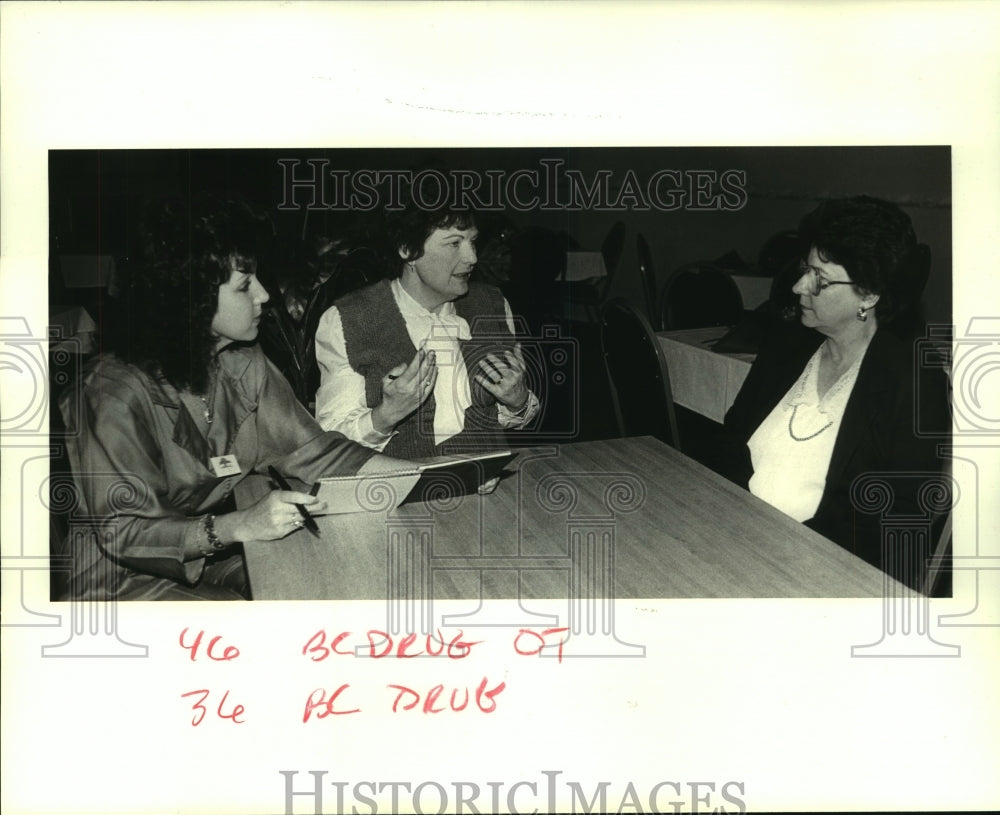 1987 Press Photo Ann Foret and Vicki Fernicola discuss plans for a workshop. - Historic Images