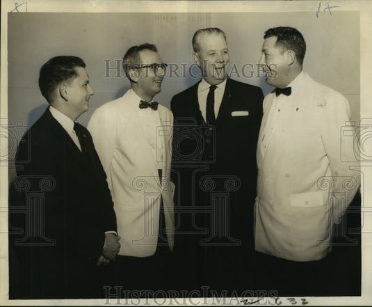 1959 Press Photo Kiwanis Club delegates discuss projects with Dave Agnew - Historic Images