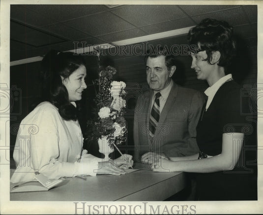 1971 Press Photo Moss Ellis and other delegates of East Jefferson Hospital - Historic Images