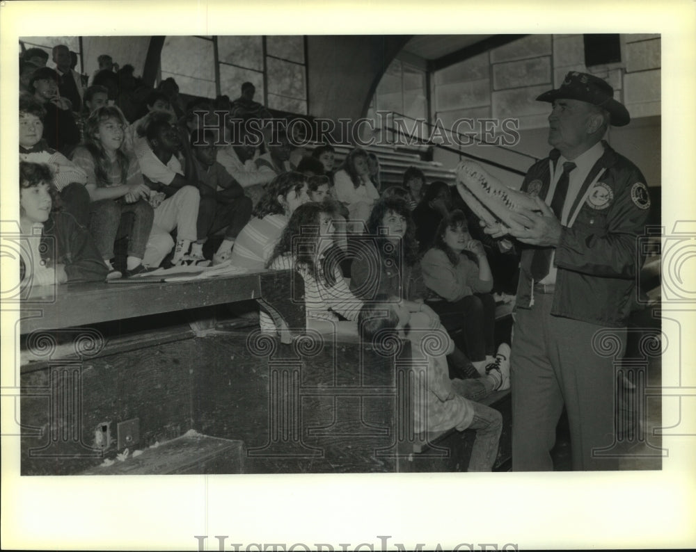 1989 Press Photo Hank Ferrer speaks at William Pitcher Jr. High School - Historic Images