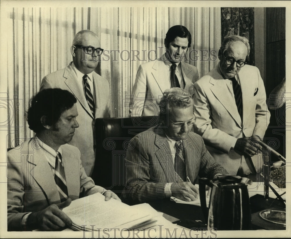 1972 Press Photo Mayor Moon Landrieu - nob05100 - Historic Images