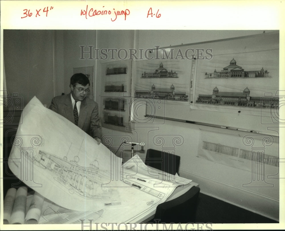 1994 Press Photo Architect Stewart Farnet unfolds drawing of Rivergate casino - Historic Images