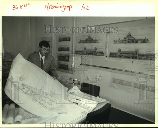 1994 Press Photo Architect Stewart Farnet unfolds drawing of Rivergate casino - Historic Images