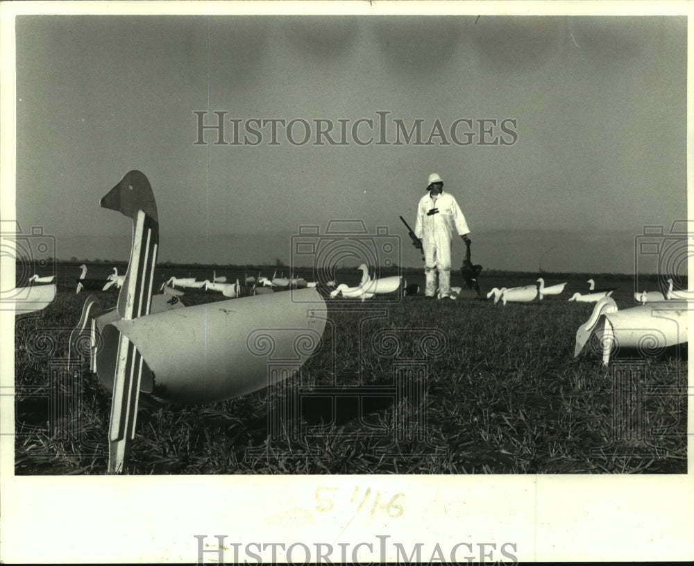 1988 Press Photo Tom Farmer&#39;s &#39;Farm Form&#39; fill a southwest Louisiana field - Historic Images