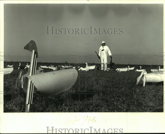 1988 Press Photo Tom Farmer's 'Farm Form' fill a southwest Louisiana field - Historic Images