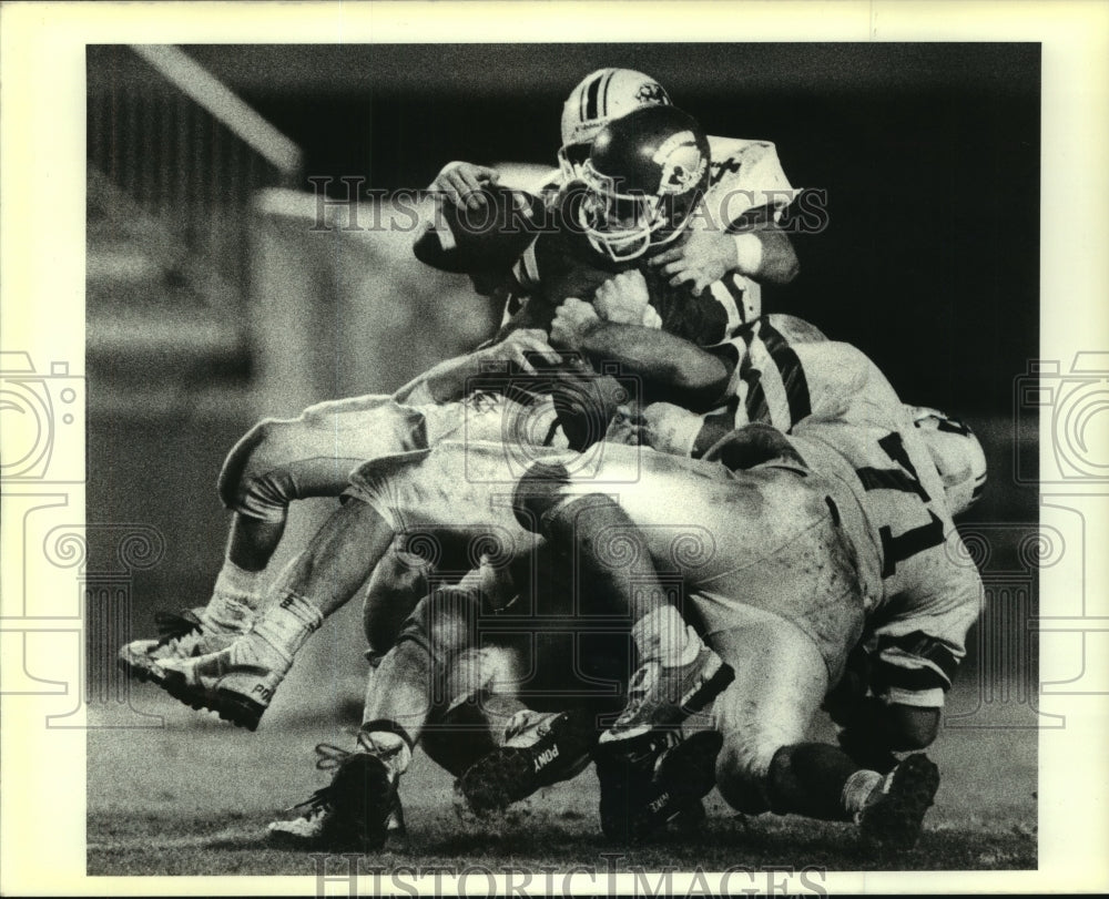 1989 Press Photo Destrehan Quarterback Tommy Ellis caught by Woodlawn defense - Historic Images