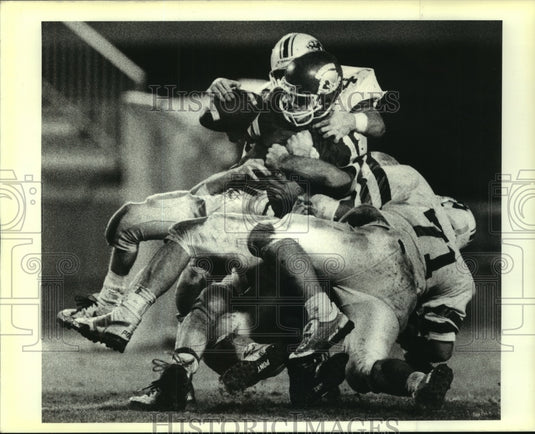 1989 Press Photo Destrehan Quarterback Tommy Ellis caught by Woodlawn defense - Historic Images