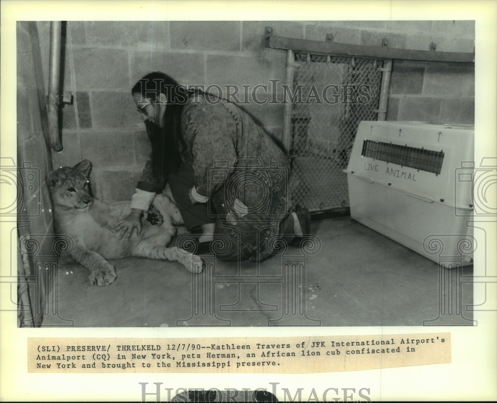 1990 Press Photo Kathleen Travers brought African lion cub to Endangered Center - Historic Images