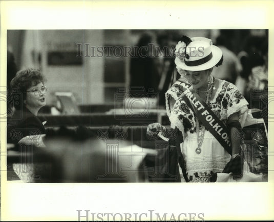 1994 Press Photo 'Ballet Foklorico de CTM' members look at trade show wares. - Historic Images