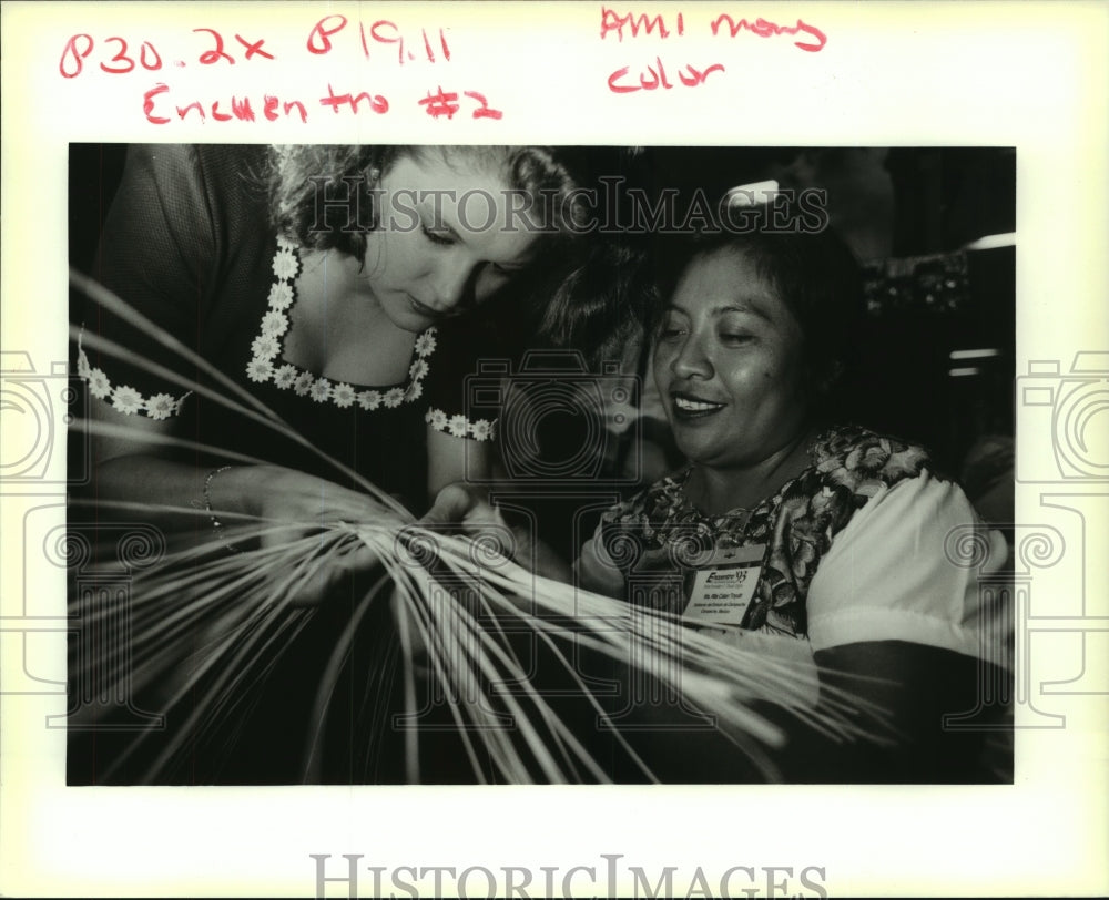 1993 Press Photo Andrea Rodas learn weaving at Encuentro Inter-American Business - Historic Images