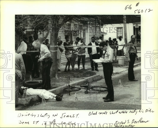 1995 Press Photo Police at the scene of a drive by shooting - Historic Images